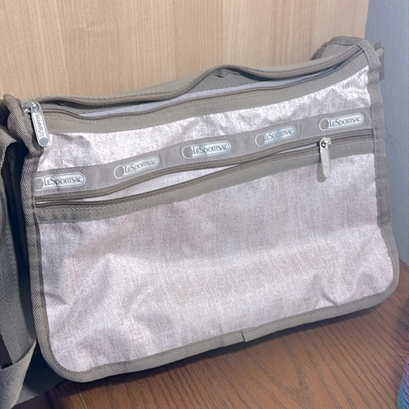 LeSportSac Crossbody Nylon Bag. - Picture 3 of 5